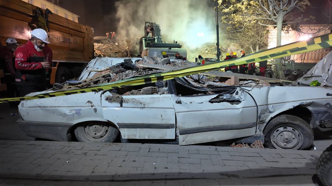 Konya’da çöken binanın enkazından bir araç bu halde çıktı 6